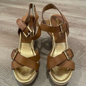 Audrey Brooke Wedges Size 7 Camel and Gold